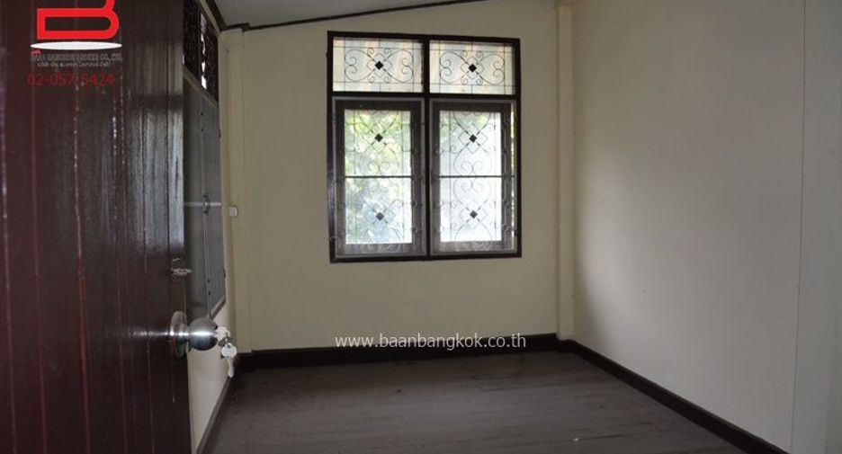 For sale 6 bed townhouse in Lam Luk Ka, Pathum Thani