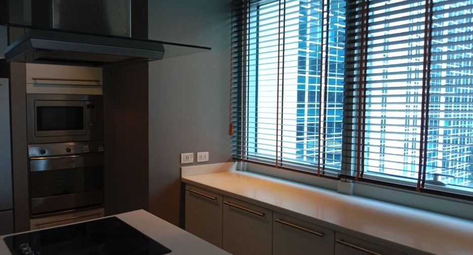 For rent 3 bedrooms condo in Pathum Wan, Bangkok