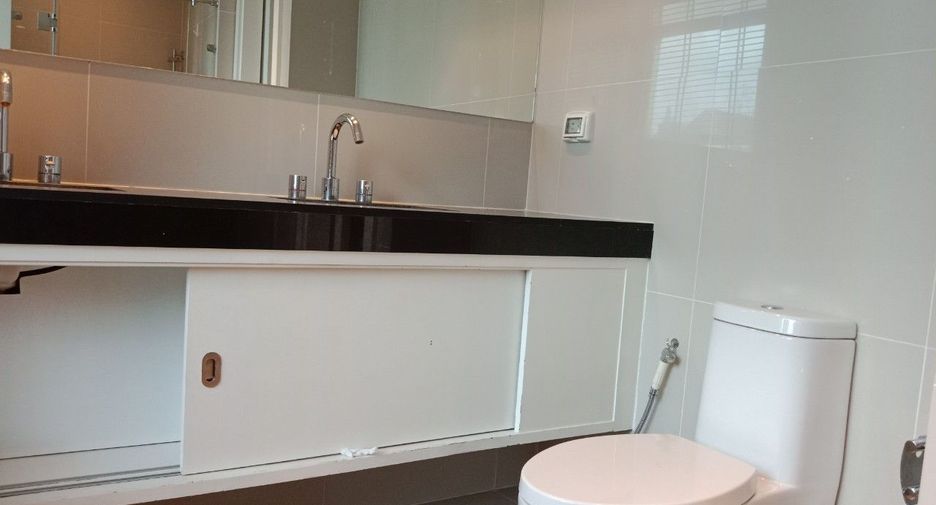 For rent 3 bedrooms condo in Pathum Wan, Bangkok