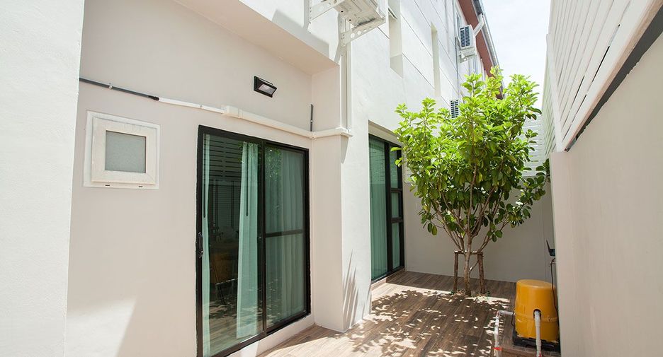 For rent 3 bedrooms townhouse in Wang Thonglang, Bangkok