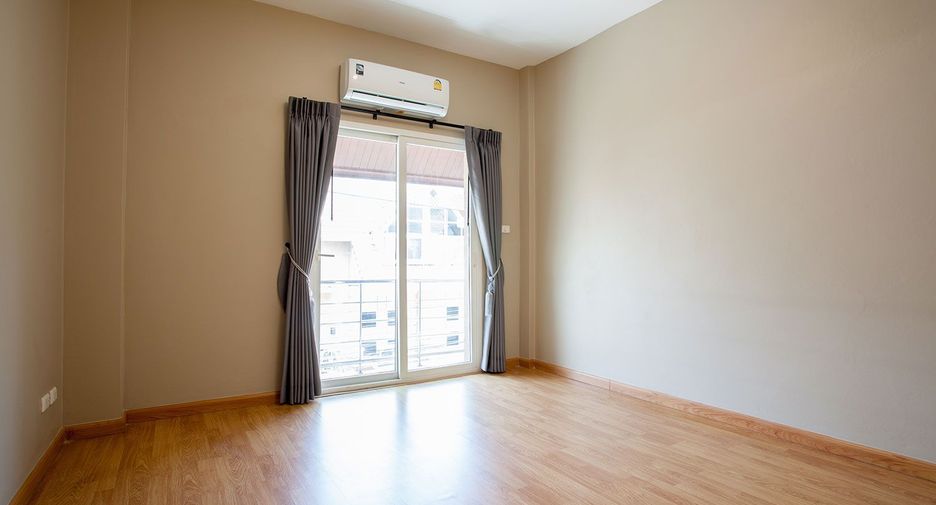 For rent 3 bedrooms townhouse in Wang Thonglang, Bangkok