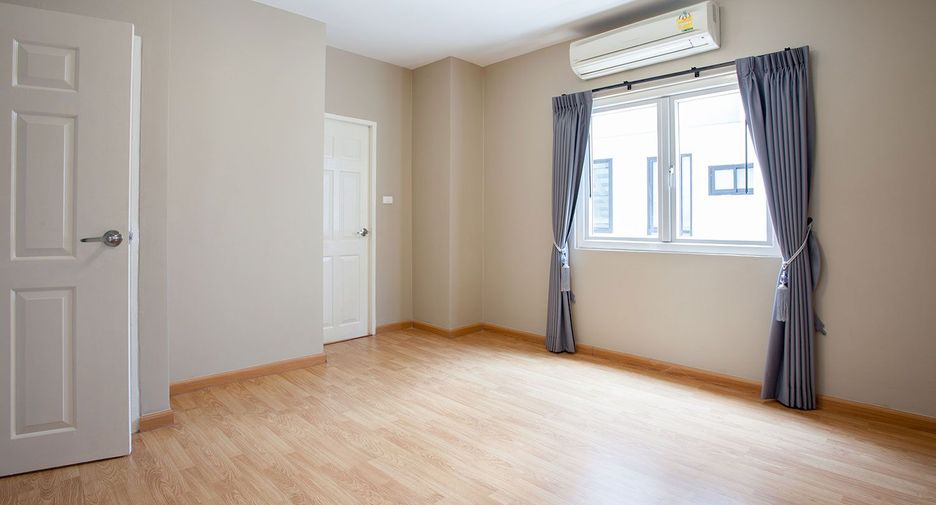 For rent 3 bedrooms townhouse in Wang Thonglang, Bangkok