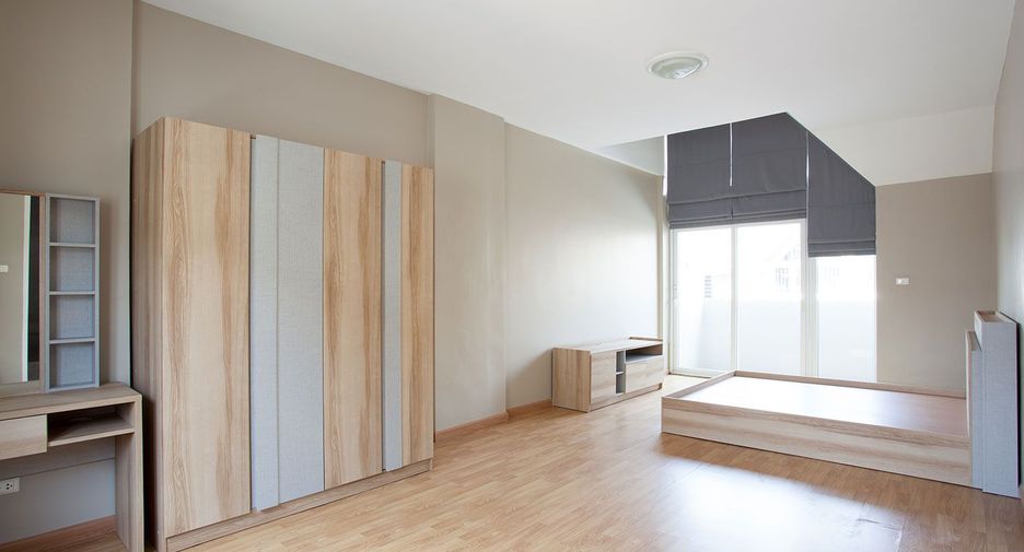 For rent 3 bedrooms townhouse in Wang Thonglang, Bangkok