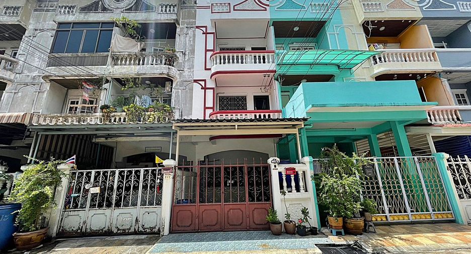 For rent 3 bed townhouse in Bang Na, Bangkok