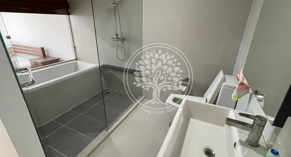 For sale 3 bedrooms condo in Khlong Toei, Bangkok