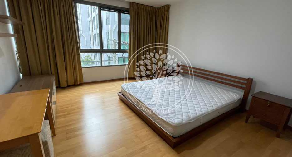 For sale 3 bedrooms condo in Khlong Toei, Bangkok
