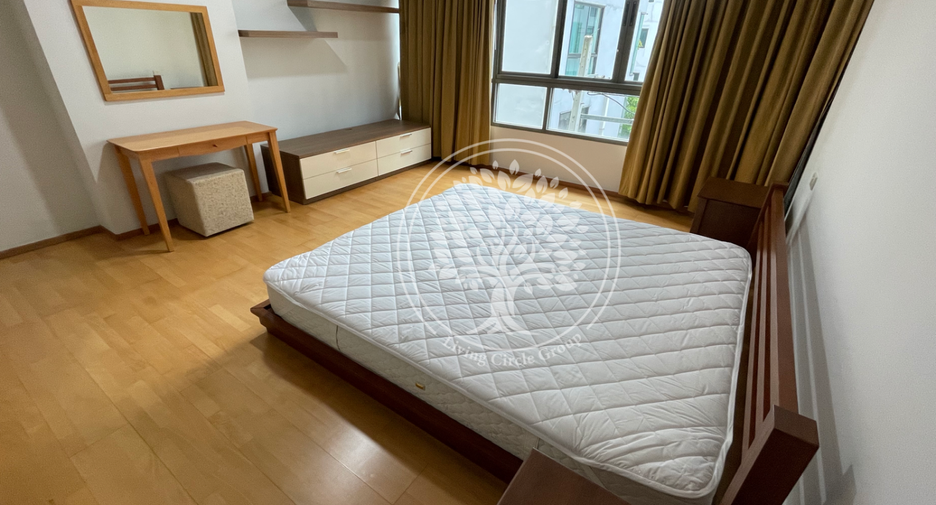 For sale 3 bedrooms condo in Khlong Toei, Bangkok
