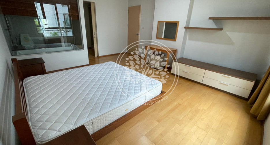 For sale 3 bedrooms condo in Khlong Toei, Bangkok