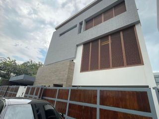For sale 4 Beds house in Huai Khwang, Bangkok