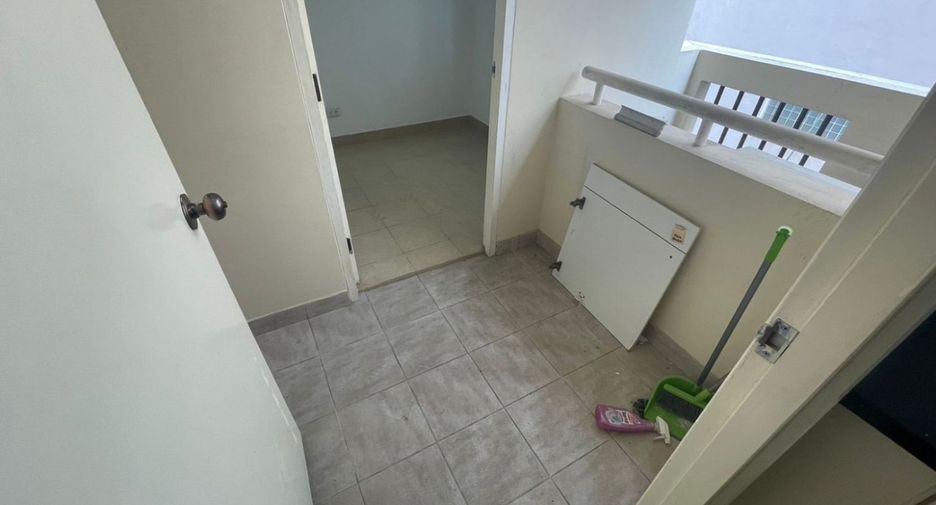 For rent 3 ベッドルーム condo in Sathon, Bangkok