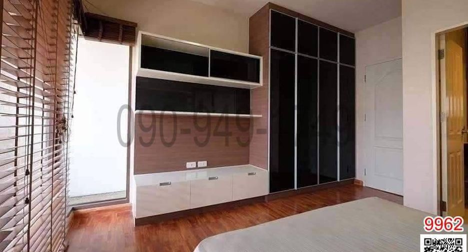 For rent 3 bedrooms townhouse in Phra Khanong, Bangkok