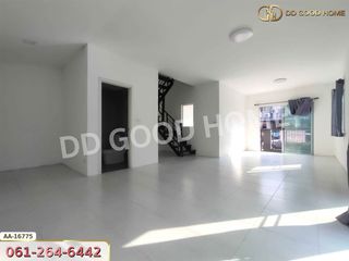 Casa adosada en alquiler y en venta de 3 habitaciones en Thung Khru, Bangkok