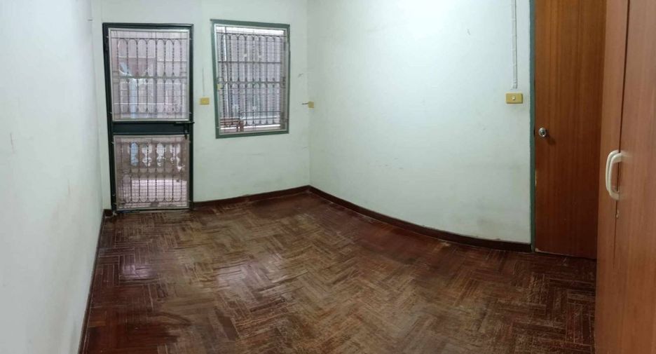 For sale studio townhouse in Mueang Nakhon Sawan, Nakhon Sawan