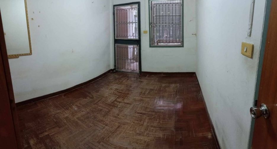 For sale studio townhouse in Mueang Nakhon Sawan, Nakhon Sawan