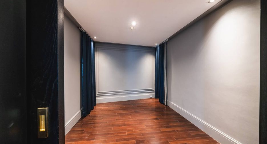 For rent 6 bedrooms condo in Yan Nawa, Bangkok