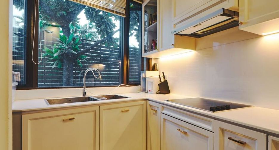 For rent 6 bedrooms condo in Yan Nawa, Bangkok