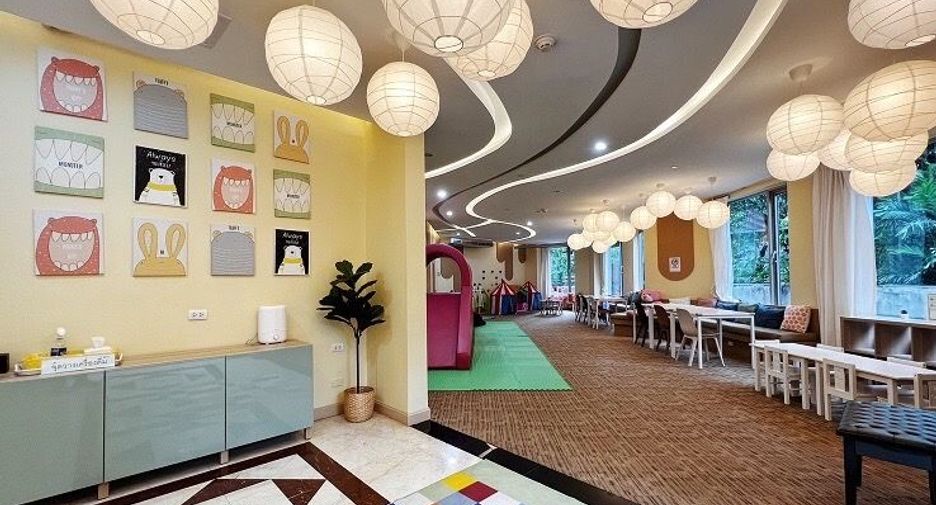 For rent 3 bedrooms condo in Pathum Wan, Bangkok