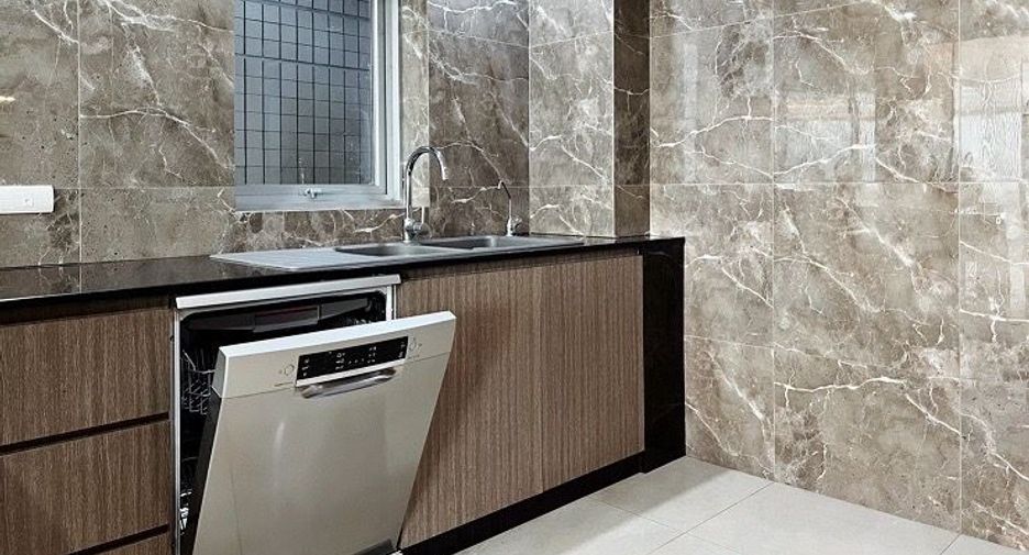 For rent 3 bedrooms condo in Pathum Wan, Bangkok