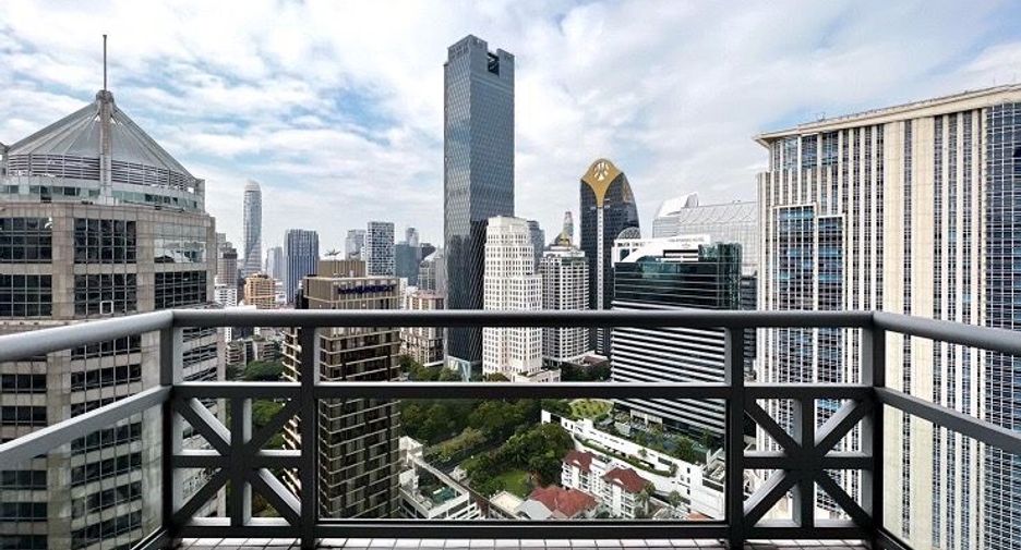 For rent 3 bedrooms condo in Pathum Wan, Bangkok