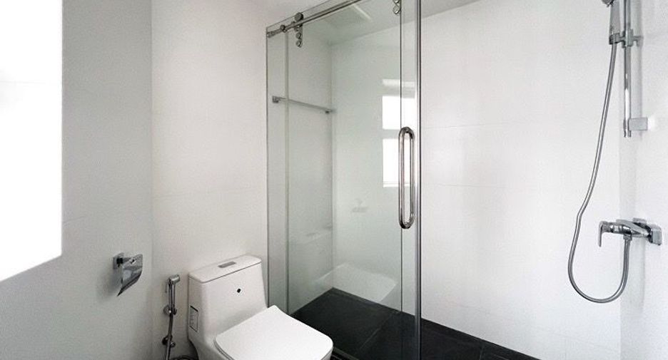 For rent 3 bedrooms condo in Pathum Wan, Bangkok