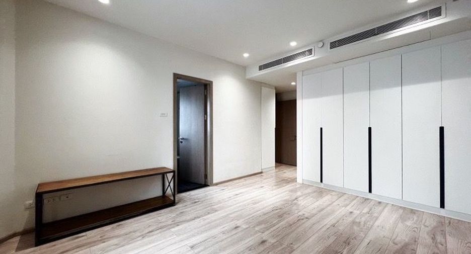 For rent 3 bedrooms condo in Pathum Wan, Bangkok