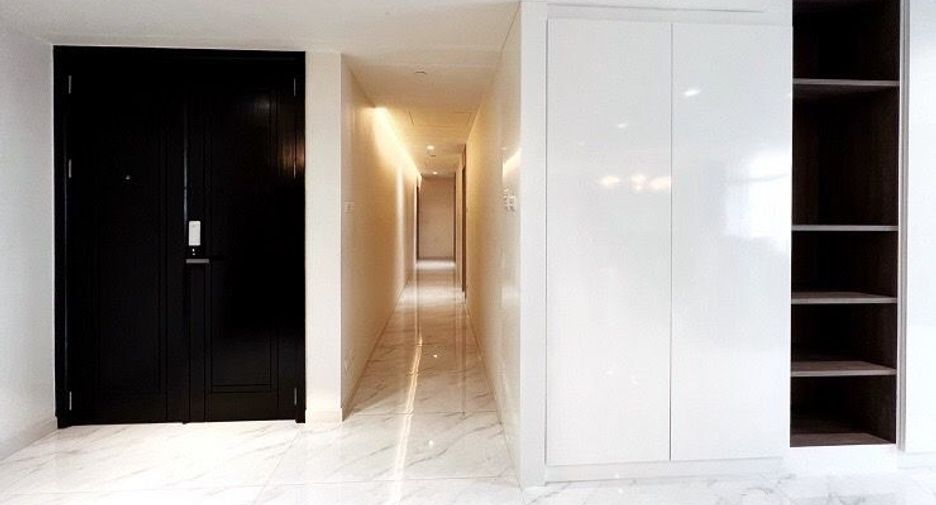 For rent 3 bedrooms condo in Pathum Wan, Bangkok