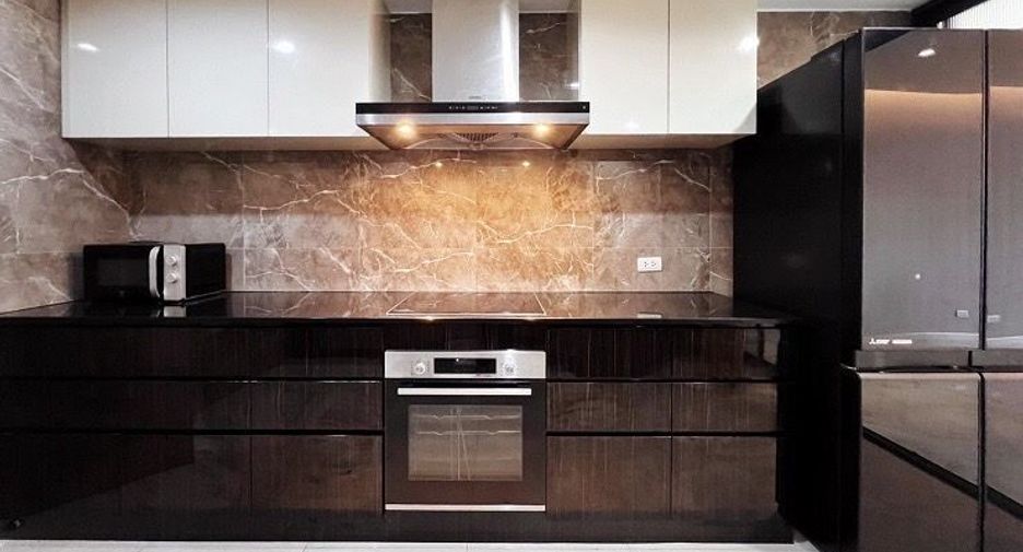 For rent 3 bedrooms condo in Pathum Wan, Bangkok
