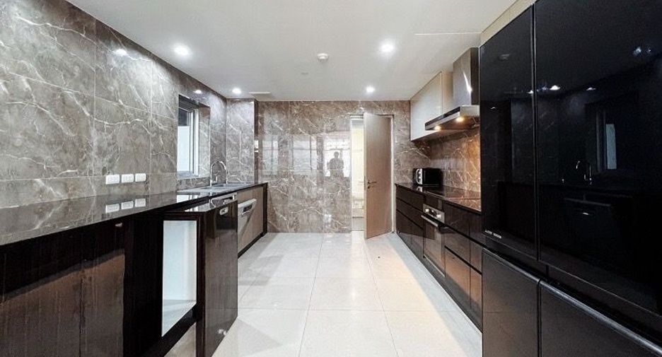 For rent 3 bedrooms condo in Pathum Wan, Bangkok