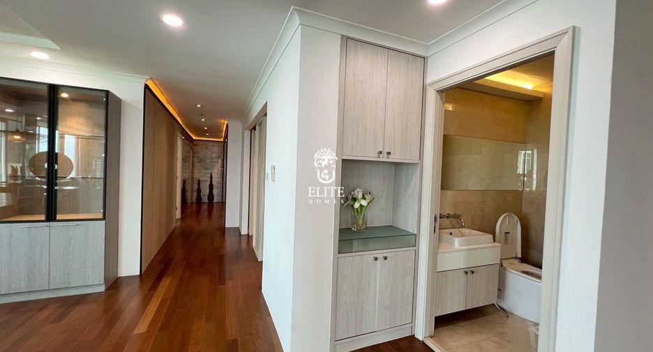 For rent 4 bedrooms condo in Pathum Wan, Bangkok