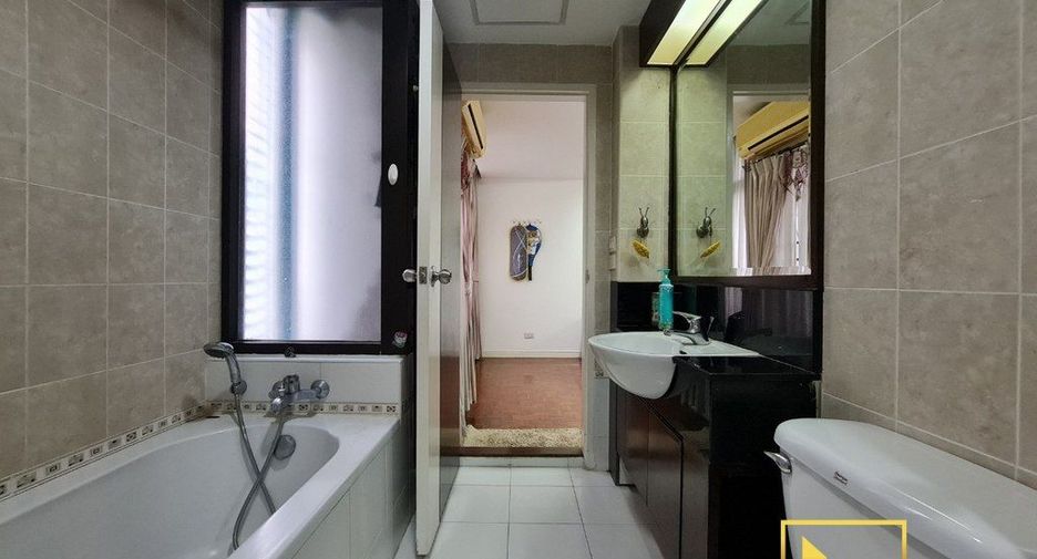 For rent 3 bedrooms apartment in Khlong Toei, Bangkok