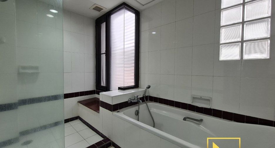 For rent 3 bedrooms apartment in Khlong Toei, Bangkok