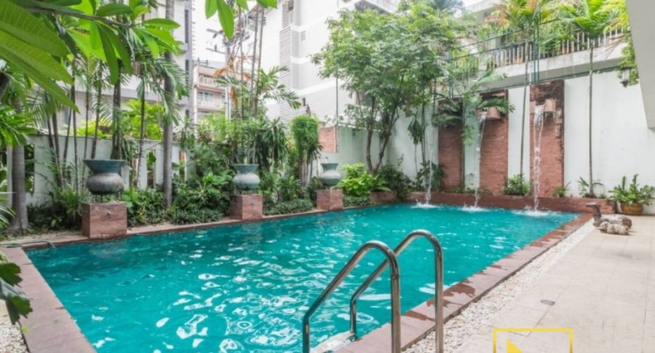 For rent 3 bedrooms apartment in Khlong Toei, Bangkok