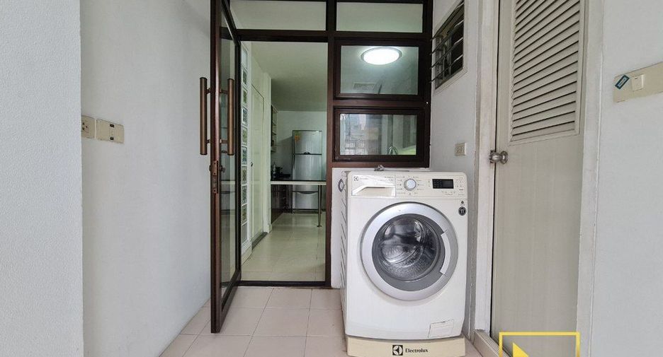 For rent 3 bedrooms apartment in Khlong Toei, Bangkok