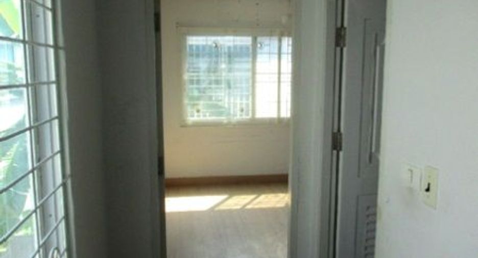 À vendre 3 chambres maison de ville à Min Buri, Bangkok