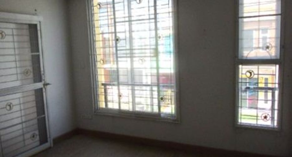 À vendre 3 chambres maison de ville à Min Buri, Bangkok