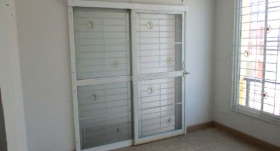 À vendre 3 chambres maison de ville à Min Buri, Bangkok