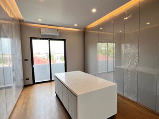 For sale 5 Beds house in Bang Sue, Bangkok