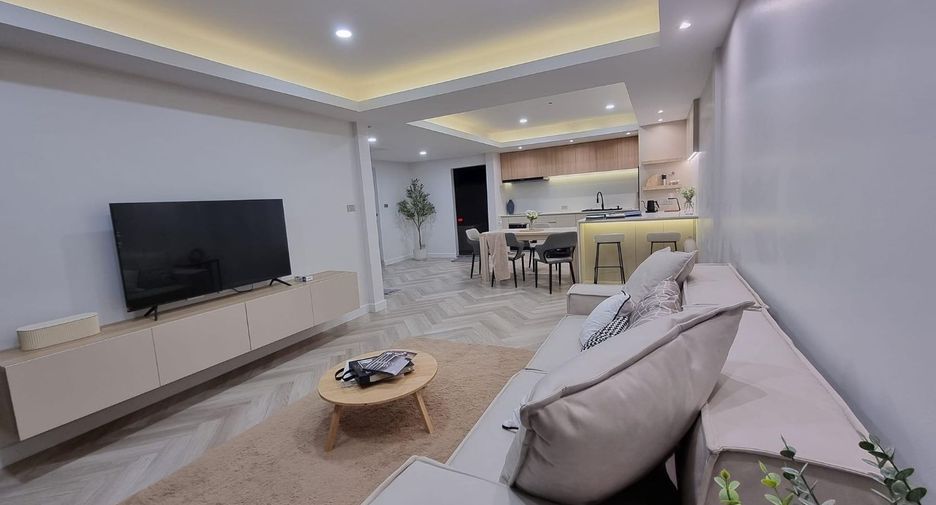 For rent 4 bedrooms townhouse in Watthana, Bangkok