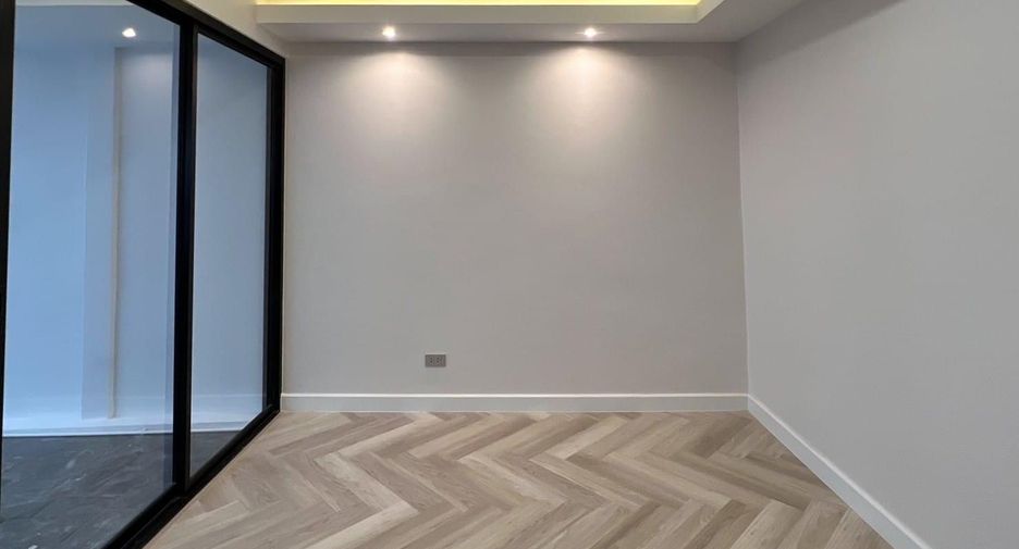 For rent 4 bedrooms townhouse in Watthana, Bangkok