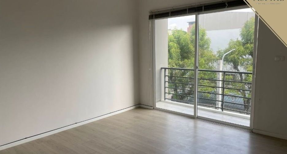 For sale 3 bedrooms townhouse in Suan Luang, Bangkok