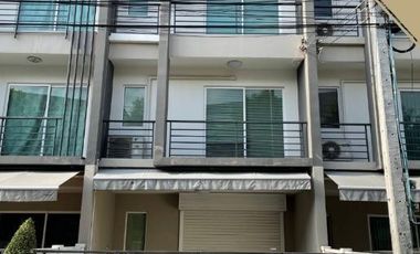 Casa adosada en venta de 3 habitaciones en Suan Luang, Bangkok
