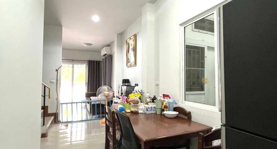 Casa adosada en venta de 4 habitaciones en Khlong Luang, Pathum Thani