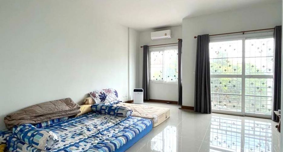 Casa adosada en venta de 4 habitaciones en Khlong Luang, Pathum Thani