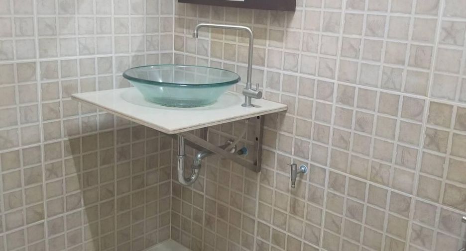 For sale 3 ベッドルーム townhouse in Huai Khwang, Bangkok
