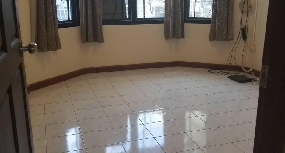 For sale 3 ベッドルーム townhouse in Huai Khwang, Bangkok