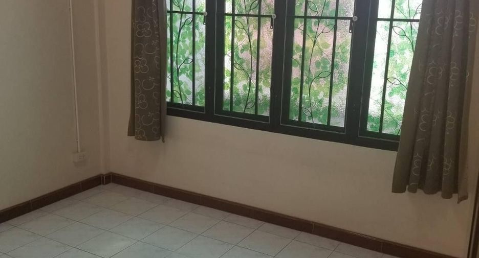 For sale 3 ベッドルーム townhouse in Huai Khwang, Bangkok
