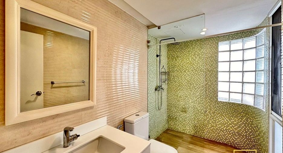 Condo en alquiler de 3 habitaciones en Khlong Toei, Bangkok