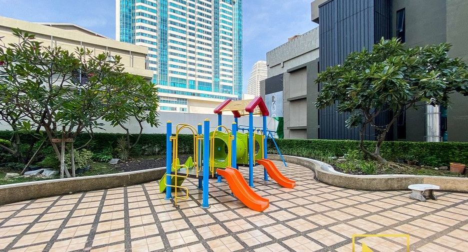 Condo en alquiler de 3 habitaciones en Khlong Toei, Bangkok