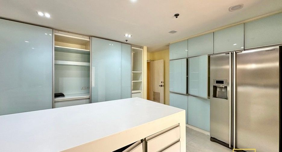 Condo en alquiler de 3 habitaciones en Khlong Toei, Bangkok