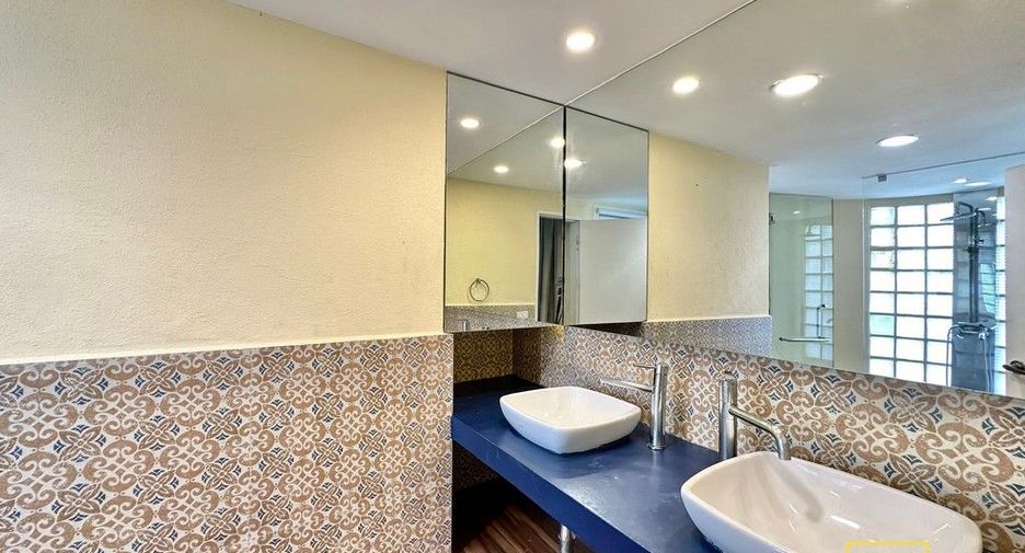 Condo en alquiler de 3 habitaciones en Khlong Toei, Bangkok